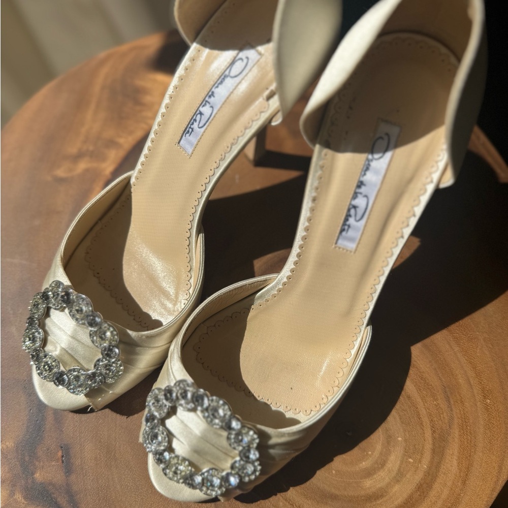 Oscar De La Renta Cream Heels with Crystal Embellishment